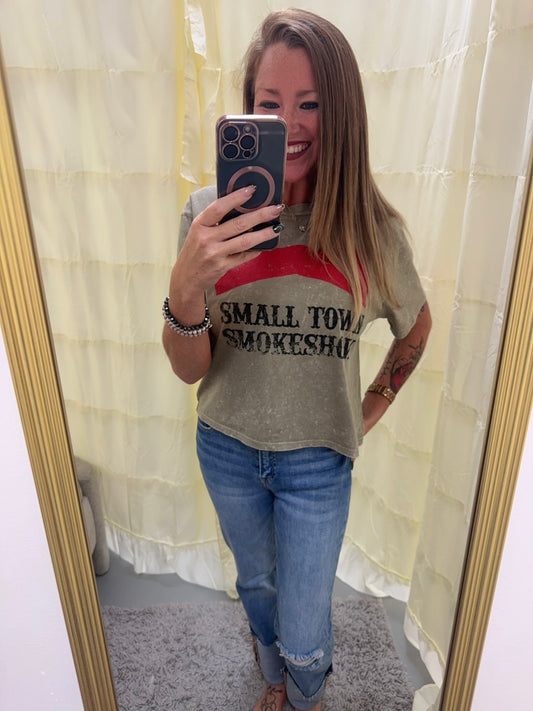 SMALL TOWN SMOKESHOW CROPPED GRAPHIC T-SHIRT